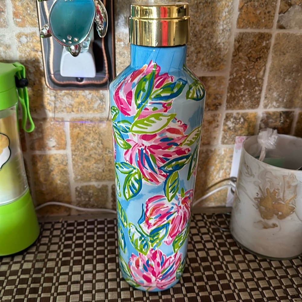 Lilly Pulitzer sign water bottle 25 Oz.Like New
